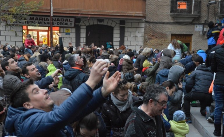 Monzón bautiza a su alcalde ante una multitud de niños