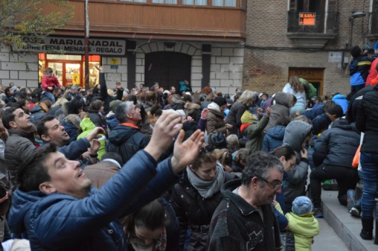 Monzón bautiza a su alcalde ante una multitud de niños