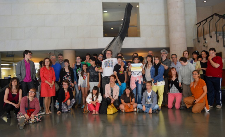 Un encuentro de artistas para cerrar la exposición que conmemora el aniversario de las aulas de Educación Especial en el IES Pirámide