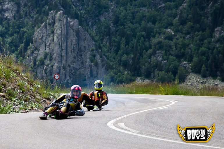 Descendiendo en monopatín por el valle de Benasque