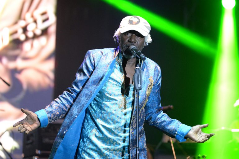 Alpha Blondy revalida su reinado de la música reggae con un vibrante concierto de grandes éxitos en Pirineos Sur