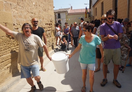 El chupinazo y la lectura del pregón abren cuatro días de fiesta en Estiche