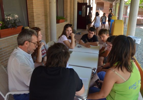 Jóvenes de varias provincias colaboran con usuarios de Down Huesca en la construcción del albergue escuela La Sabina de Fonz