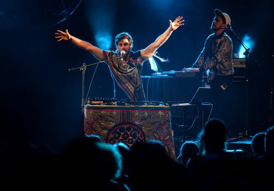 Mateo Kingman cerró un multitudinario fin de semana de Pirineos Sur con una muestra de la nueva música latina