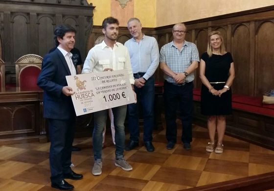 El alcalde de Huesca entrega el premio al ganador del III Concurso Internacional de Relato Corto “Huesca, Leyenda Viva”