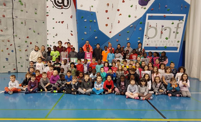 Cruz Roja Binéfar ha recogido los juguetes donados por los niños que han acudido al campus navideño de la concejalía de Deportes