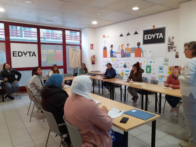 Cáritas Huesca realiza un curso para cuidadoras de personas en situación de dependencia