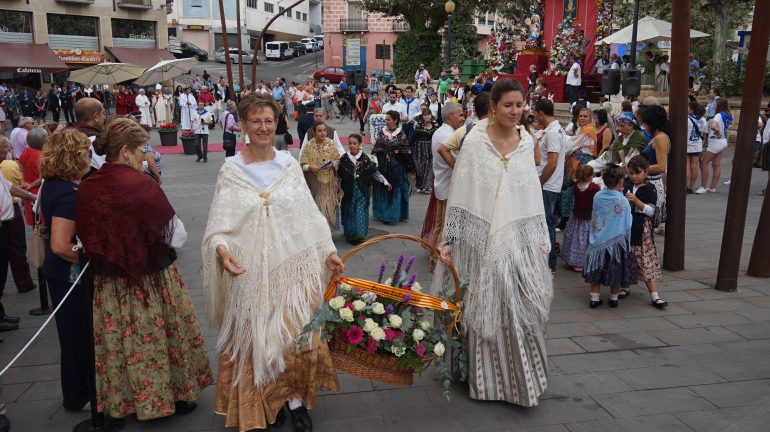 Cientos de barbastrenses ofrecen flores y frutos a la Virgen antes de despedir sus fiestas